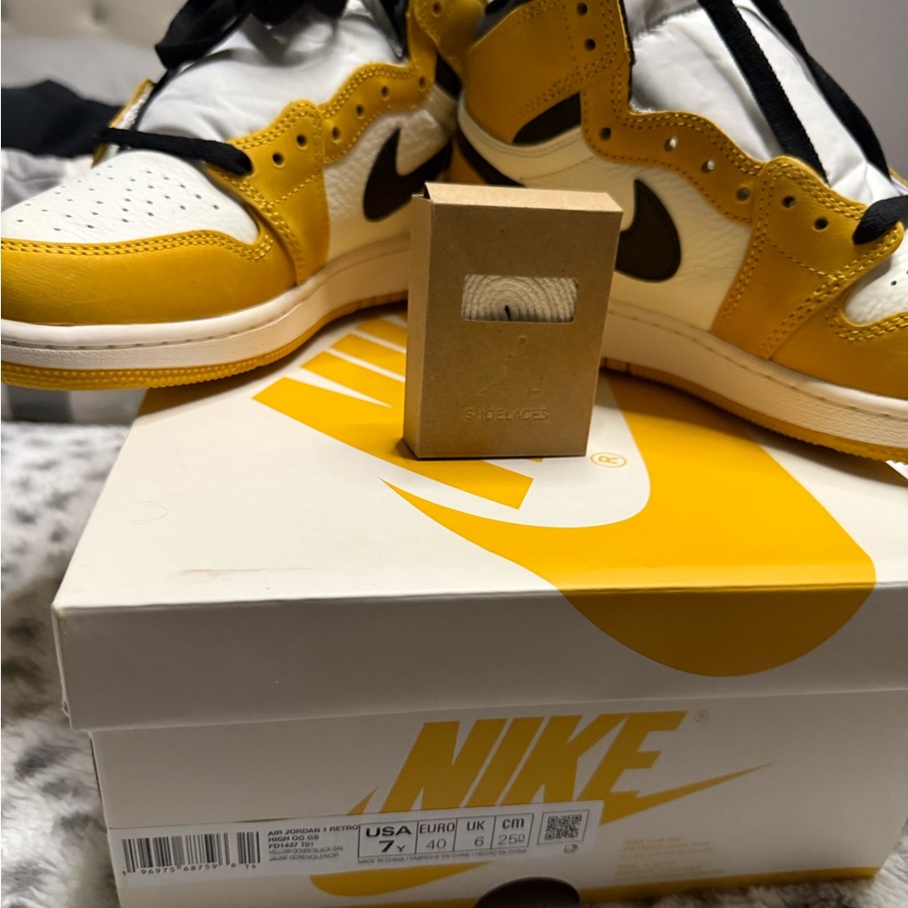 Nike White and Yellow High-Top Sneakers size 7y